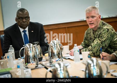 Honolulu, Vereinigte Staaten Von Amerika. 30. September 2022. Honolulu, Vereinigte Staaten von Amerika. 30. September 2022. US-Verteidigungsminister Lloyd J. Austin III, wird über die Krise der Wasserkontamination informiert, die durch den von Heck ADM ausgesaugten Treibstoff verursacht wurde. John Wade, Commander, Joint Task Force-Red Hill, während eines Treffens auf der Joint Base Pearl Harbor-Hickam, 30. September 2022 in Honolulu, Hawaii. Quelle: Chad J. McNeeley/DOD/Alamy Live News Stockfoto