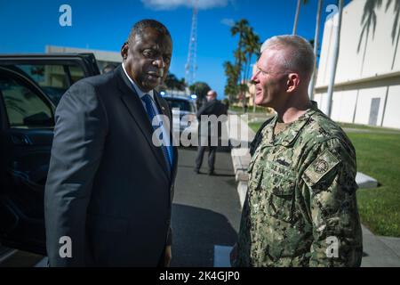 Honolulu, Vereinigte Staaten Von Amerika. 30. September 2022. Honolulu, Vereinigte Staaten von Amerika. 30. September 2022. US-Verteidigungsminister Lloyd J. Austin III, spricht mit dem US Navy Rear ADM. John Wade, Commander, Joint Task Force-Red Hill, über die Krise der Wasserkontamination, die durch ausgesandten Treibstoff auf der Joint Base Pearl Harbor-Hickam, 30. September 2022 in Honolulu, Hawaii, verursacht wurde. Quelle: Chad J. McNeeley/DOD/Alamy Live News Stockfoto