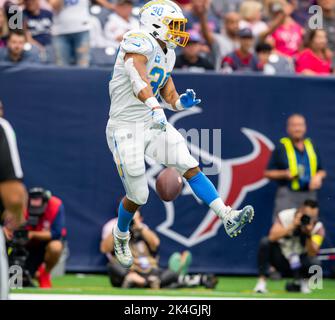 Houston, TX, USA. 2. Oktober 2022. Los Angeles Chargers läuft zurück Austin Ezeler (30) feiert seinen Touchdown während des 2.. Quartals eines NFL-Fußballspiels zwischen den Los Angeles Chargers und den Houston Texans im NRG Stadium in Houston, TX. Trask Smith/CSM/Alamy Live News Stockfoto