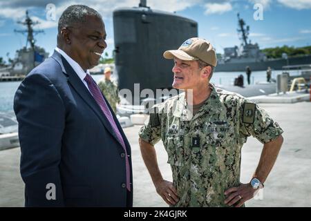 Aiea, Vereinigte Staaten Von Amerika. 01. Oktober 2022. AIEA, Vereinigte Staaten von Amerika. 01. Oktober 2022. US Navy ADM hinten. Jeffery Jablon, Commander, Submarine Force, Pacific Fleet, chattet mit Verteidigungsminister Lloyd Austin, links, vor einer Tour des Virginia-Klasse-U-Bootes USS Mississippi mit dem australischen Verteidigungsminister Richard Marles auf der Naval Station Pearl Harbor, 1. Oktober 2022 in Honolulu, Oahu, Hawaii. Quelle: Chad J. McNeeley/DOD/Alamy Live News Stockfoto