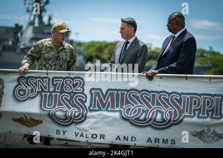 Aiea, Vereinigte Staaten Von Amerika. 01. Oktober 2022. AIEA, Vereinigte Staaten von Amerika. 01. Oktober 2022. US Navy Cmdr. Edward Barry, Commnding Officer, USS Mississippi, informiert den australischen Verteidigungsminister Richard Marles, Centre, und den US-Verteidigungsminister Lloyd Austin, Right, während einer Tour des U-Bootes USS Mississippi der Virginia-Klasse auf der Naval Station Pearl Harbor am 1. Oktober 2022 in Honolulu, Oahu, Hawaii. Quelle: Chad J. McNeeley/DOD/Alamy Live News Stockfoto