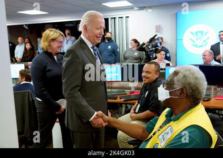 Washington, Usa. 29. September 2022. US-Präsident Joe Biden begrüßt Mitarbeiter, nachdem er während eines Besuchs im FEMA-Hauptquartier am 29. September 2022 in Washington, D.C. im Emergency Response Center Bemerkungen zum Thema „Ian“ gegeben hat. Quelle: Jenna Converse/FEMA/Alamy Live News Stockfoto