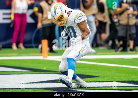 Houston, TX, USA. 2. Oktober 2022. Los Angeles Chargers läuft zurück Austin Ezeler (30) feiert seinen Touchdown während des 2.. Quartals eines NFL-Fußballspiels zwischen den Los Angeles Chargers und den Houston Texans im NRG Stadium in Houston, TX. Trask Smith/CSM/Alamy Live News Stockfoto