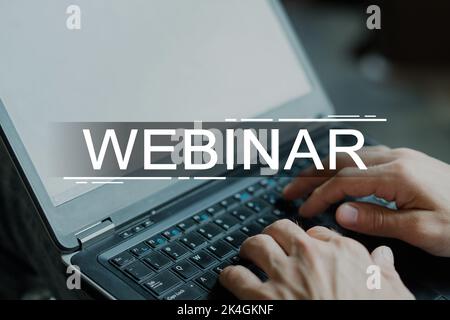 Business-Webinar. Webcast zu Schulungen. Virtuelles Coaching. Online-Lernen. Mann beobachten Video Lektion Hände tippen auf Laptop-Tastatur mit leerem Bildschirm tex Stockfoto