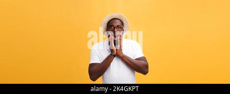 Headshot von Goofy überrascht bug-eyed junger dunkelhäutiger Mann Student trägt Casual weißes T-Shirt an Kamera starrte mit schockierten Blick. Stockfoto