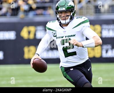 Pittsburgh, Usa. 02. Oktober 2022. New York Jets Quarterback Zach Wilson (2) kriecht im ersten Quartal gegen die Pittsburgh Steelers im Acrisure Stadium am Sonntag, den 2. Oktober 2022 in Pittsburgh zur Seitenlinie.Foto von Archie Corpenter/UPI Credit: UPI/Alamy Live News Stockfoto