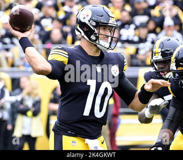 Pittsburgh, Usa. 02. Oktober 2022. Pittsburgh Steelers Quarterback Mitch Trubisky (10) wirft im ersten Quartal gegen die New Yorker Jets im Acrisure Stadium am Sonntag, den 2. Oktober 2022 in Pittsburgh Foto von Archie Corpenter/UPI Credit: UPI/Alamy Live News Stockfoto