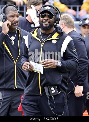 Pittsburgh, Usa. 02. Oktober 2022. Pittsburgh Steelers Cheftrainer Mike Tomlin wartet auf das Ergebnis seiner Herausforderung im zweiten Quartal gegen die New York Jets im Acrisure Stadium am Sonntag, den 2. Oktober 2022 in Pittsburgh Foto von Archie Corpenter/UPI Credit: UPI/Alamy Live News Stockfoto