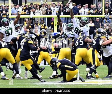 Pittsburgh, Usa. 02. Oktober 2022. Pittsburgh Steelers Place Kicker Chris Boswell (9) schießt am Sonntag, den 2. Oktober 2022 in Pittsburgh im Acrisure Stadium ein 59-Yard-Feld-Tor, um das zweite Quartal gegen die New York Jets zu beenden Foto von Archie Karpenter/UPI Credit: UPI/Alamy Live News Stockfoto