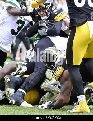 Pittsburgh, Usa. 02. Oktober 2022. Pittsburgh Steelers Quarterback Kenny Pickett (8) hält sich für einen Ansturm von einem Yard und den Touchdown im dritten Quartal gegen die New York Jets am Sonntag, 2. Oktober 2022 in Pittsburgh im Acrisure Stadium auf Foto von Archie Karpenter/UPI Credit: UPI/Alamy Live News Stockfoto