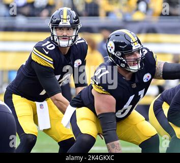 Pittsburgh, Usa. 02. Oktober 2022. Pittsburgh Steelers Quarterback Mitch Trubisky (10) tritt hinter Pittsburgh Steelers Center Mason Cole (61) im ersten Quartal gegen die New York Jets im Acrisure Stadium am Sonntag, 2. Oktober 2022 in Pittsburgh ein Foto von Archie Corpenter/UPI Quelle: UPI/Alamy Live News Stockfoto
