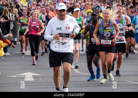 London, 2.. Oktober 2022. Mehr als 40.000 Teilnehmer gehen zum London Marathon 42. auf die Straßen der Hauptstadt. Die Veranstaltung, die Eliteläufer und Rollstuhlfahrer anzieht, bringt auch Millionen Pfund für wohltätige Zwecke durch die Teilnahme von Club- und Fitnessläufern zusammen mit denen, die nur die 26 Meilen Herausforderung annehmen wollen. Ein Läufer aus Mexiko nimmt am London Marathon Teil. Stockfoto