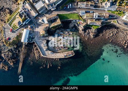 Luftlandschaftsansicht direkt über dem malerischen kornischen Fischerdorf Coverack in Großbritannien mit Hafen und Wasserbucht Stockfoto