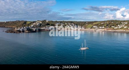 Luftpanoramasansicht des malerischen kornischen Fischerdorfes Coverack in Großbritannien mit Hafen und Wasserbucht Stockfoto