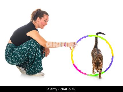 bengalkatze und Frau vor weißem Hintergrund Stockfoto