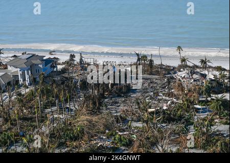 Eine US Coast Guard Air Station Clearwater MH-60 Jayhawk Luftcrew führt Überflüge entlang der Küste von West-Florida nach dem 1. Oktober 2022 durch. Die Küstenwache führt Such- und Rettungsaktionen als Reaktion auf die Schäden durch den „Ian“-Vordurchgeführt. (USA Foto der Küstenwache vom Kleinbeamten der dritten Klasse Riley Perkofski) Stockfoto