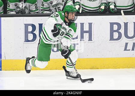 North Dakota Fighting Hawks Forward Mark Senden (19) läuft mit dem Puck während eines NCAA-Männer-Hockeyspiels zwischen der University of Manitoba Bisons und der University of North Dakota Fighting Hawks in der Ralph Engelstad Arena, Grand Forks, ND am Samstag, 1. Oktober 2022. Von Russell Hons/CSM Stockfoto