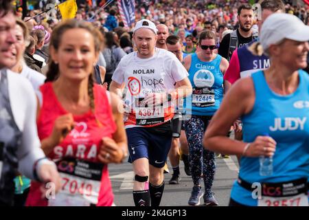 London, 2.. Oktober 2022. Mehr als 40.000 Teilnehmer gehen zum London Marathon 42. auf die Straßen der Hauptstadt. Die Veranstaltung, die Eliteläufer und Rollstuhlfahrer anzieht, bringt auch Millionen Pfund für wohltätige Zwecke durch die Teilnahme von Club- und Fitnessläufern zusammen mit denen, die nur die 26 Meilen Herausforderung annehmen wollen. Stockfoto