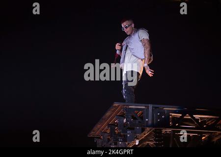 Eboli, Italien. 01. Oktober 2022. Sfera Ebbasta während der SFERA EBBASTA - FAMOSO TOUR 2022, Italienische Sängerin Musikkonzert in Eboli, Italien, Oktober 01 2022 Quelle: Unabhängige Fotoagentur/Alamy Live News Stockfoto