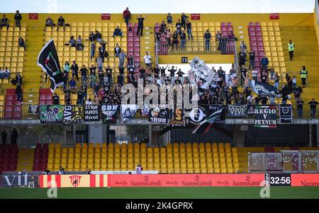 Benevento, Italien. 02. Oktober 2022. Ascoli Calcio 1898 Unterstützer während des Spiels der italienischen Fußball-Liga B 2022/2023 zwischen Benevento Calcio und Ascoli Calcio 1898 im Ciro Vigorito Stadion in Benevento (BN), Italien, am 2. oktober 2022 Credit: Independent Photo Agency/Alamy Live News Stockfoto