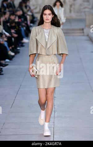 Paris, Frankreich. 01. Oktober 2022. AKRIS SS23 Runway während der Pariser Modewoche am 2022. Oktober - Paris, Frankreich. 01/10/2022 Credit: dpa/Alamy Live News Stockfoto