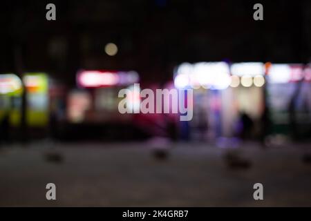 Verschwommene Unschärfe Lichter des starken Verkehrs auf einem nassen Regen Stockfoto