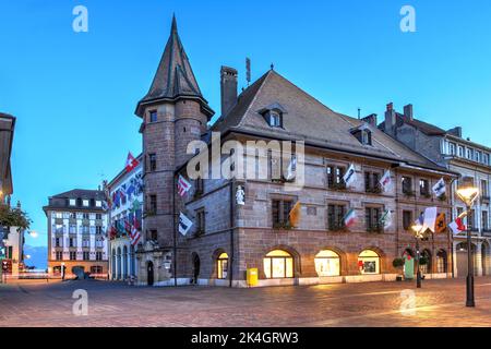 Nachtszene in Morges, Schweiz, entlang der Grand Rue, mit Schwerpunkt auf dem Rathaus aus dem Jahr 1510. Stockfoto