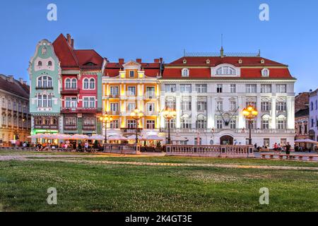 Schöne Reihe von Häusern in Piata Unirii (Union Square), Timisoara, Rumänien während eines Sommerabends. Von links nach rechts: Brück-Haus (im Jugendstil st Stockfoto