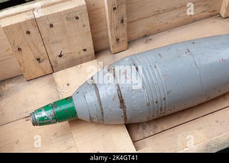 Sowjetische oder russische 120 mm Mörsergranate in grüner Militärkiste isoliert mit weißem Untergrund Stockfoto