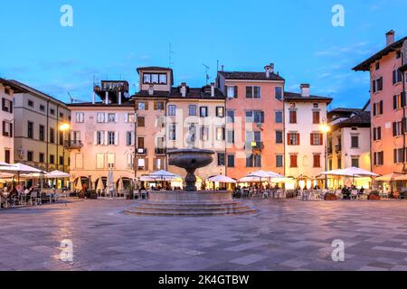 Schöne Häuser, die sich in der Nacht auf der Piazza San Giacomo (auch bekannt als Piazza Giacomo Matteotti oder Mercato Nuovo - Neuer Markt) in Udine, Italien, befinden. Stockfoto