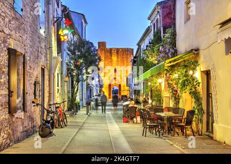 Straße zum Organeau Gate in Aigues-Mortes, Camargue, Oczitanie, Frankreich bei Nacht. Stockfoto