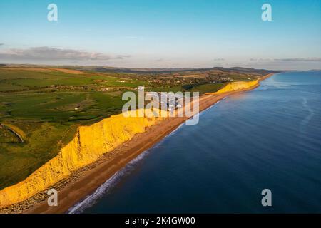 West Bay, Dorset, Großbritannien. 2.. Oktober 2022. Wetter in Großbritannien. Blick aus der Luft auf die Sandsteinklippen der West Bay an der Dorset Jurassic Coast an einem Nachmittag mit warmem Herbstsonnenschein. Bildnachweis: Graham Hunt/Alamy Live News Stockfoto