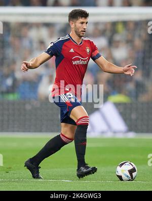 Madrid, Spanien. 03. Oktober 2022. David Garcia von CA Osasuna während des La Liga-Spiels zwischen Real Madrid und CA Osasuna spielte am 2. Oktober 2022 im Santiago Bernabeu Stadium in Madrid, Spanien. (Foto von Ruben Albarran/PRESSIN) Quelle: PRESSINPHOTO SPORTS AGENCY/Alamy Live News Stockfoto