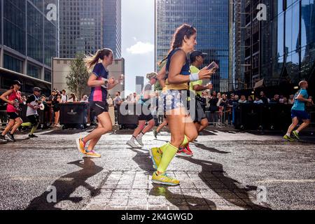 London, 2.. Oktober 2022. Mehr als 40.000 Teilnehmer gehen zum London Marathon 42. auf die Straßen der Hauptstadt. Die Veranstaltung, die Eliteläufer und Rollstuhlfahrer anzieht, bringt auch Millionen Pfund für wohltätige Zwecke durch die Teilnahme von Club- und Fitnessläufern zusammen mit denen, die nur die 26 Meilen Herausforderung annehmen wollen. Auf der Strecke des London-Marathons durchfahren Läufer die Canary Wharf und die ehemaligen docklands. Stockfoto