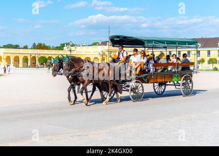 WIEN, ÖSTERREICH - 23. JULI 2019: Pferdekutsche im Schloss Schönbrunn in Wien, Österreich Stockfoto