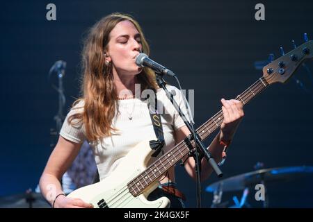 Green man Festival 2019 – ein beliebtes Musikfestival in Wales, Großbritannien. Bildnachweis: Rob Watkins. Im Bild: The Big Moon spielen die weit entfernte Bühne. Stockfoto