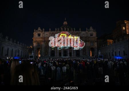 Rom, Italien. 02. Oktober 2022. ** KEIN INTERNET UND ZEITUNGEN NUR FÜR ITALIEN ** ROM, PIAZZA SAN PIETRO, FOLLOW ME. Das Leben von Pietro. Kredit: Unabhängige Fotoagentur/Alamy Live Nachrichten Stockfoto