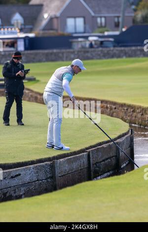 St Andrews, Schottland 1.. Oktober 2022. Rory McIlroy fischte seinen Ball aus dem Brennpunkt auf dem 1.-Loch während der dritten Runde des Alfred Dunhill Link Stockfoto