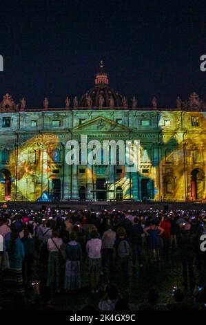 Rom, Italien. 02. Oktober 2022. ** KEIN INTERNET UND ZEITUNGEN NUR FÜR ITALIEN ** ROM, PIAZZA SAN PIETRO, FOLLOW ME. Das Leben von Pietro. Kredit: Unabhängige Fotoagentur/Alamy Live Nachrichten Stockfoto