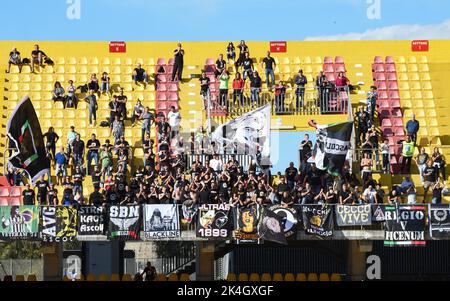 Ascoli Calcio 1898 Unterstützer während des Spiels der italienischen Fußball-Liga B 2022/2023 zwischen Benevento Calcio und Ascoli Calcio 1898 im Ciro Vigorito Stadion in Benevento (BN), Italien, am 2. oktober 2022 Stockfoto