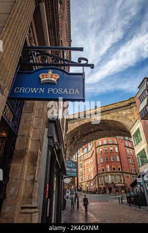 Großbritannien, England, Tyneside, Newcastle upon Tyne, Seite vorbei unter Eisenbahnbrücke am Crown Posada pub Stockfoto