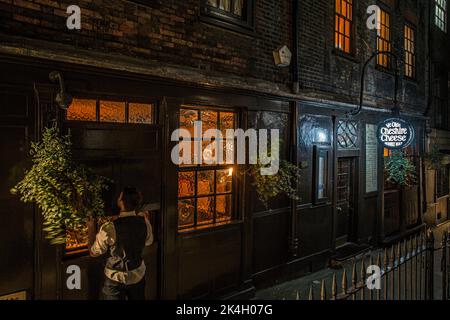 Außenansicht des traditionellen Pubs The Ye Olde Ceshire Cheese The City of London, Großbritannien Stockfoto