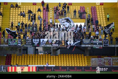 Ascoli Calcio 1898 Unterstützer während des Spiels der italienischen Fußball-Liga B 2022/2023 zwischen Benevento Calcio und Ascoli Calcio 1898 im Ciro Vigorito Stadion in Benevento (BN), Italien, am 2. oktober 2022 Stockfoto