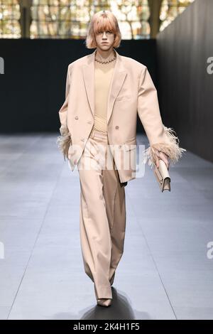 VALENTINO SS23 Runway während der Pariser Modewoche am 2022. Oktober - Paris, Frankreich. 02/10/2022 Stockfoto