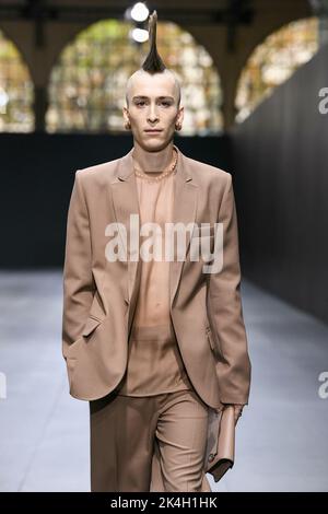 VALENTINO SS23 Runway während der Pariser Modewoche am 2022. Oktober - Paris, Frankreich. 02/10/2022 Stockfoto