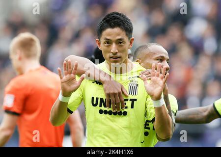 Ryota Morioka von Charleroi feiert nach einem Treffer bei einem Fußballspiel zwischen RSCA Anderlecht und Sporting Charleroi am Sonntag, 02. Oktober 2022 in Anderlecht, am 10. Tag der „Jupiler Pro League“ der ersten Division der belgischen Meisterschaft 2022-2023. BELGA FOTO BRUNO FAHY Stockfoto