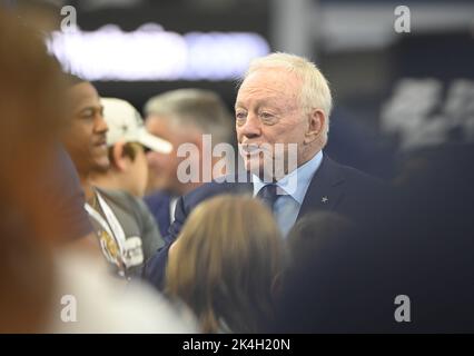 Arlington, Usa. 02. Oktober 2022. Jerry Jones, Eigentümer und General Manager der Dallas Cowboys, spricht vor einem NFL-Spiel im AT&T Stadium in Arlington, Texas, am Sonntag, den 2. Oktober 2022 mit den Fans. Foto von Ian Halperin/UPI Credit: UPI/Alamy Live News Stockfoto