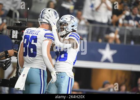 Arlington, Usa. 02. Oktober 2022. Dallas Cowboys Dalton Schultz (86) feiert Teamkollege CeeDee Lämmer 30-Yard-Touchdown-acatch Gainst die Washington Commander während ihres NFL-Spiels im AT&T Stadium in Arlington, Texas am Sonntag, den 2. Oktober 2022. Foto von Ian Halperin/UPI Credit: UPI/Alamy Live News Stockfoto