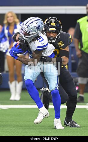 Arlington, Usa. 02. Oktober 2022. Dallas Cowboys LaVontae Turpin wird von den Washington Commanders Darrick Forrest während ihres NFL-Spiels im AT&T Stadium in Arlington, Texas, am Sonntag, dem 2. Oktober 2022, eingewickelt. Foto von Ian Halperin/UPI Credit: UPI/Alamy Live News Stockfoto