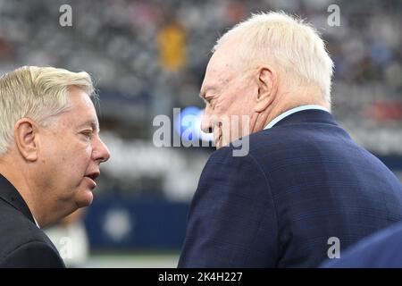 Arlington, Usa. 02. Oktober 2022. Jerry Jones, Eigentümer und General Manager der Dallas Cowboys, spricht vor einem NFL-Spiel im AT&T Stadium in Arlington, Texas, am Sonntag, den 2. Oktober 2022 mit der US-Senatorin Lindsey Graham. Foto von Ian Halperin/UPI Credit: UPI/Alamy Live News Stockfoto